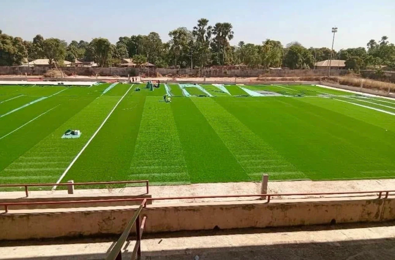 Stade de football – pelouse synthétique