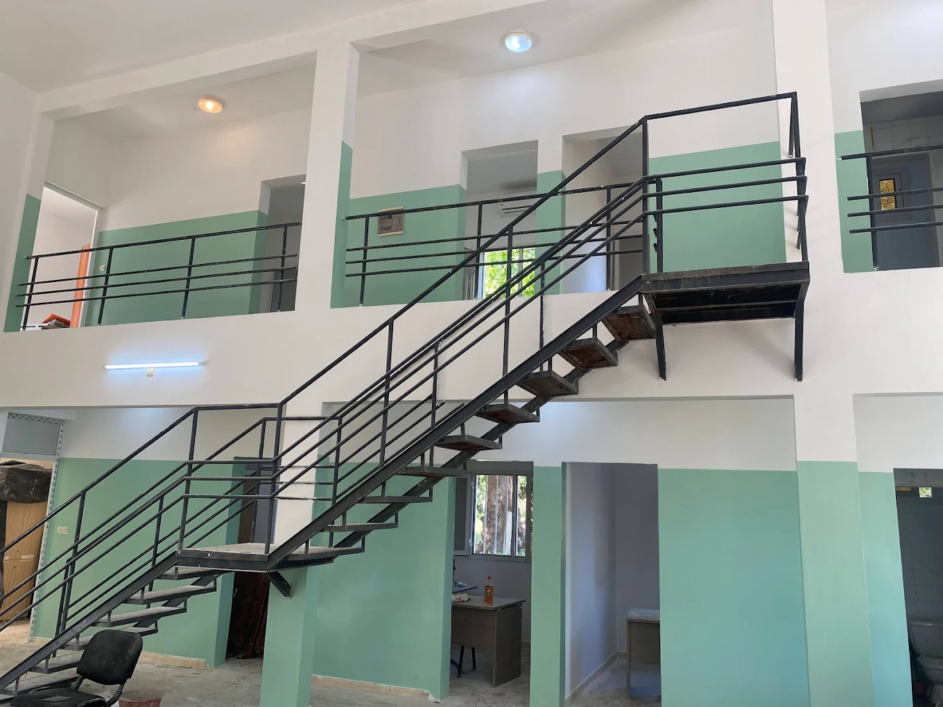 Intérieur bâtiment – escalier métallique