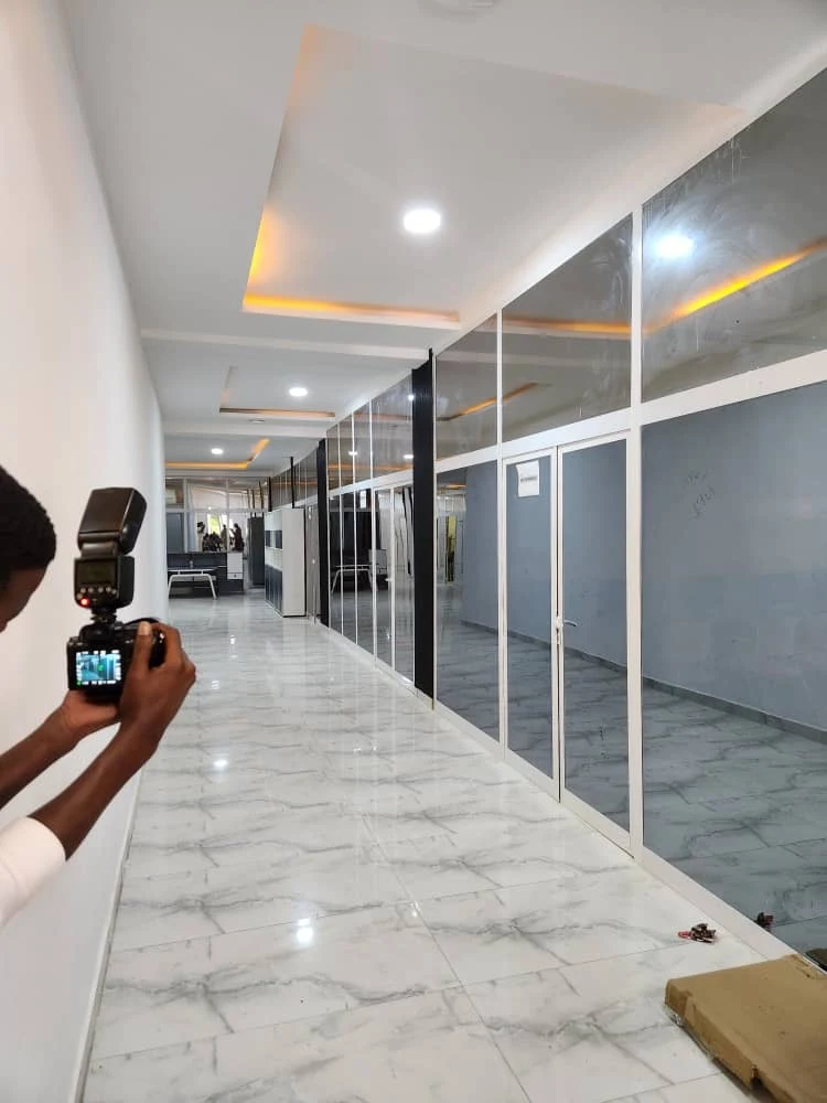 Couloir bureaux vitrés – finitions marbre